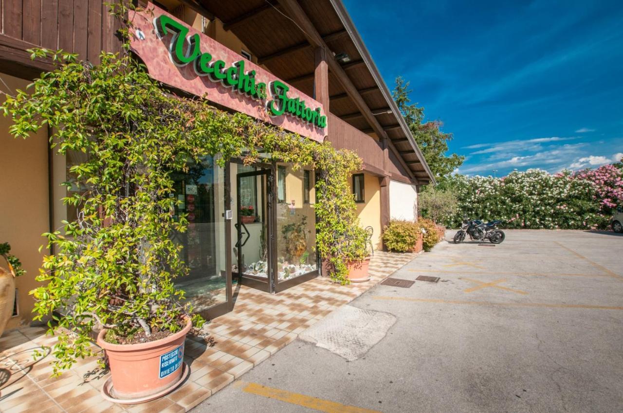 Hotel La Vecchia Fattoria Loreto Exterior foto