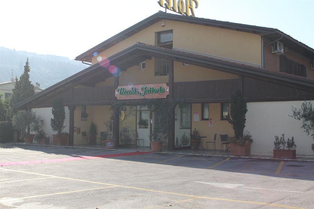 Hotel La Vecchia Fattoria Loreto Exterior foto