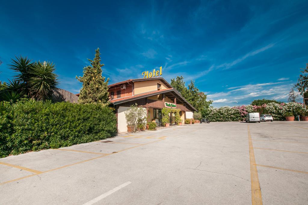 Hotel La Vecchia Fattoria Loreto Exterior foto