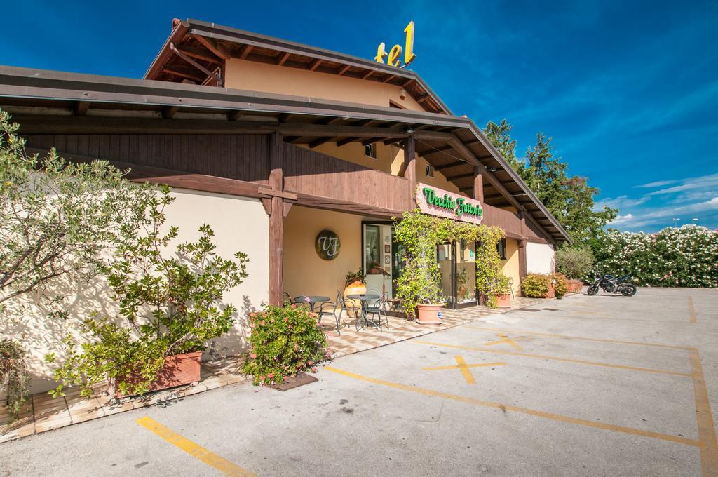 Hotel La Vecchia Fattoria Loreto Exterior foto
