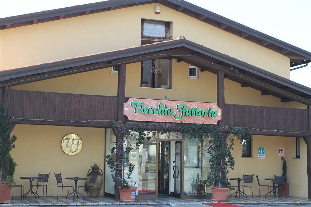 Hotel La Vecchia Fattoria Loreto Exterior foto