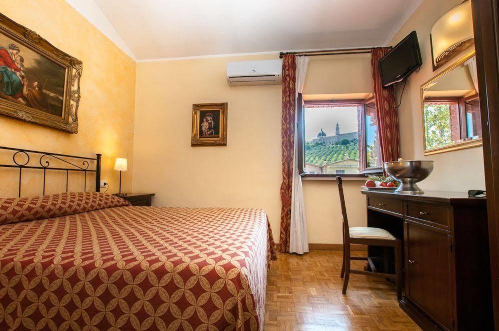 Hotel La Vecchia Fattoria Loreto Exterior foto